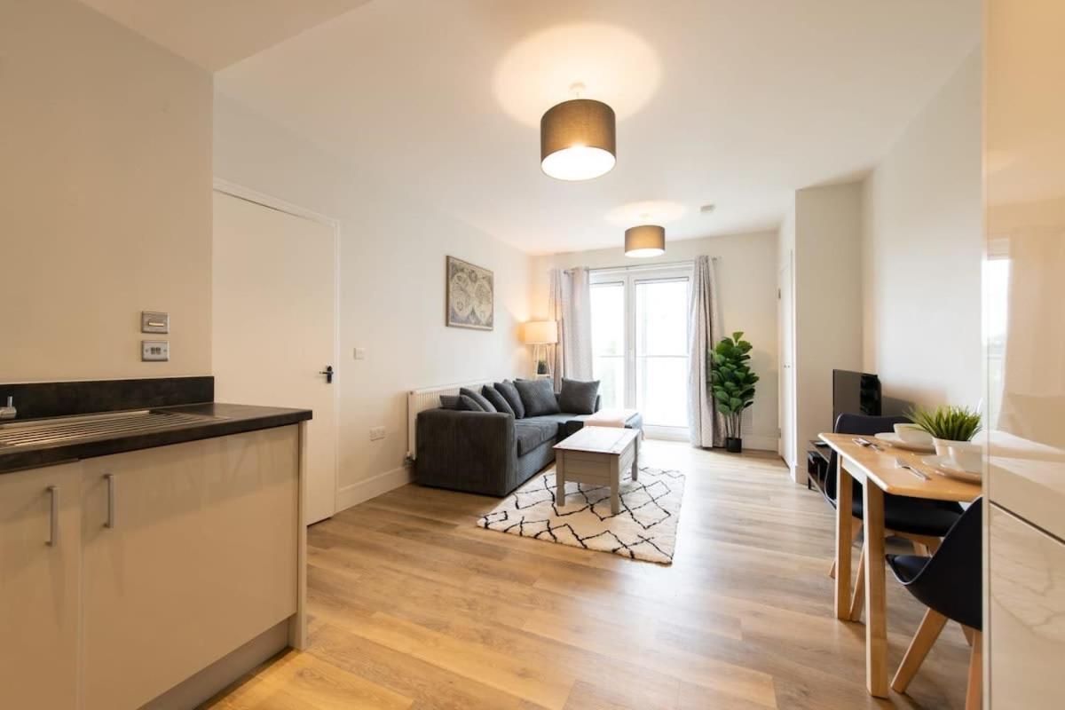 Fantastic 1 Bed Apartment In Crawley Luaran gambar