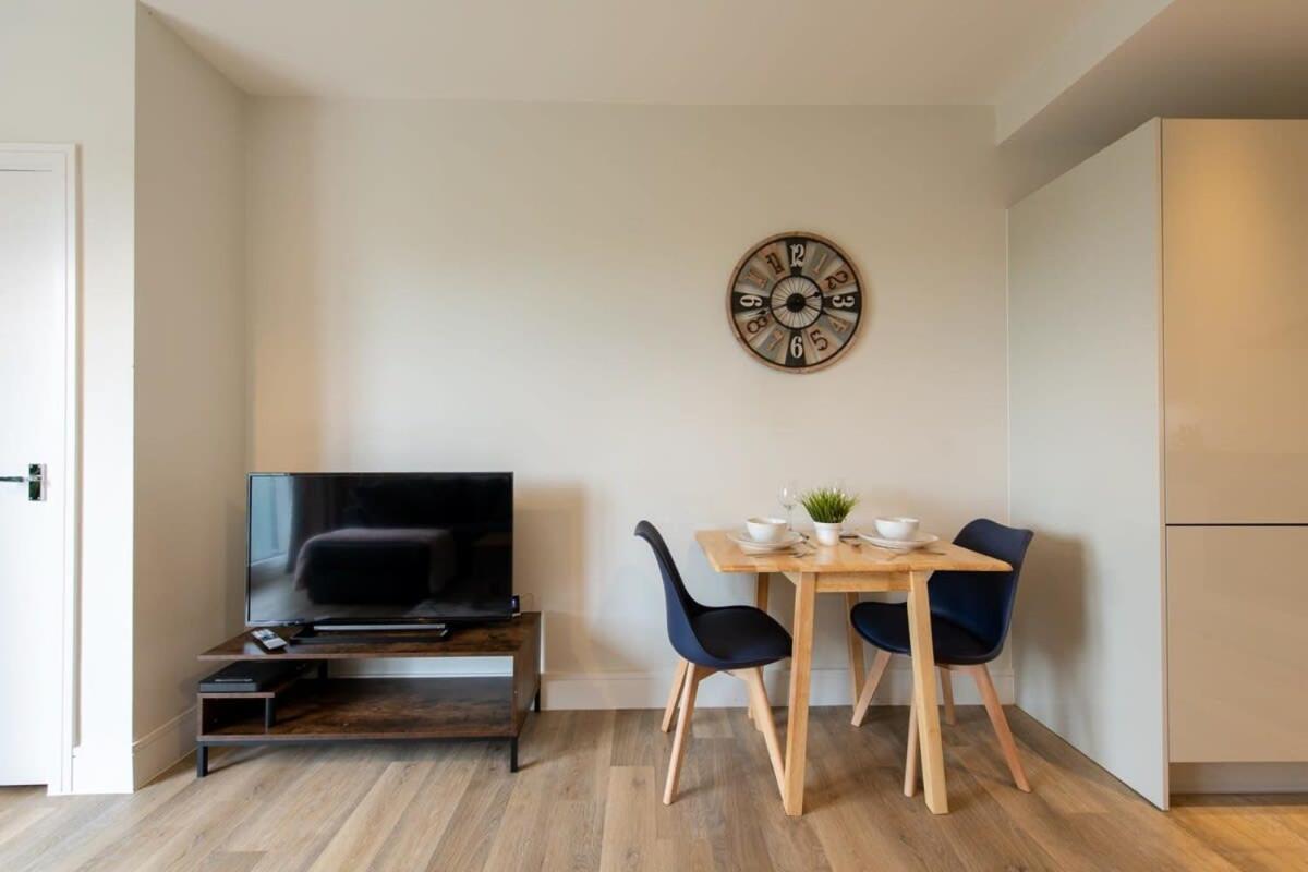 Fantastic 1 Bed Apartment In Crawley Luaran gambar