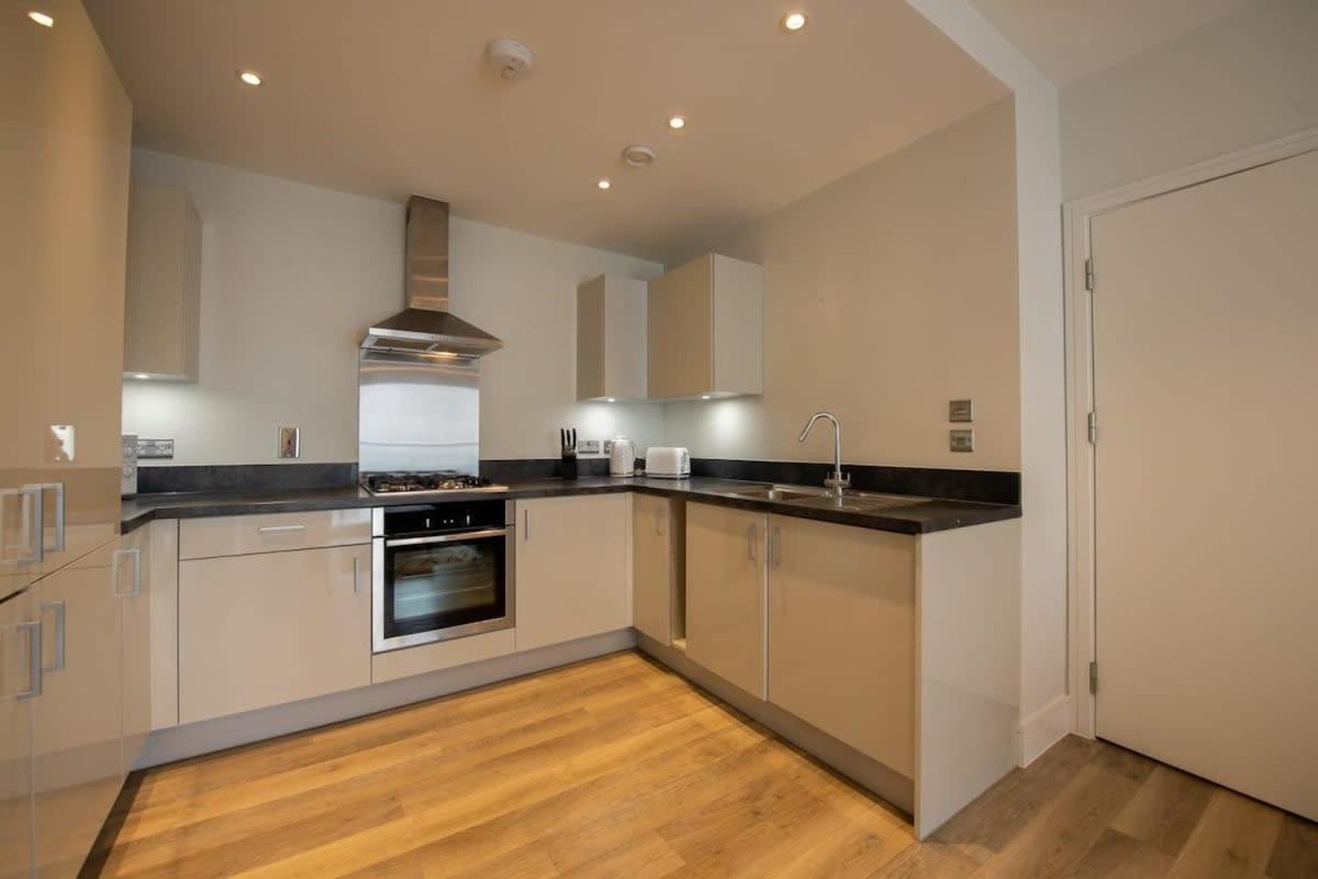 Fantastic 1 Bed Apartment In Crawley Luaran gambar